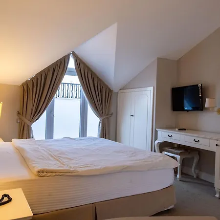 Pinehill Hotel&suites